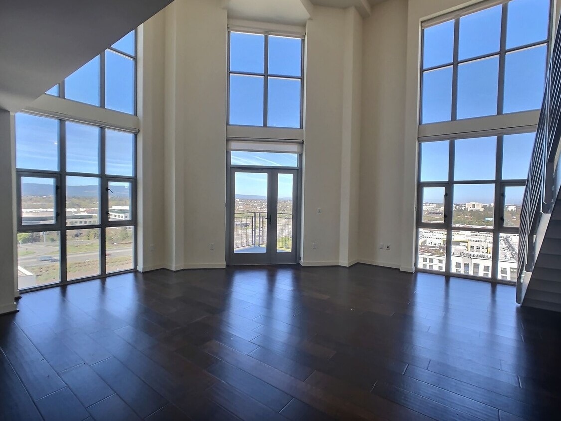 Primary Photo - Fantastic 2 Bed/2Bath Penthouse with Panor...