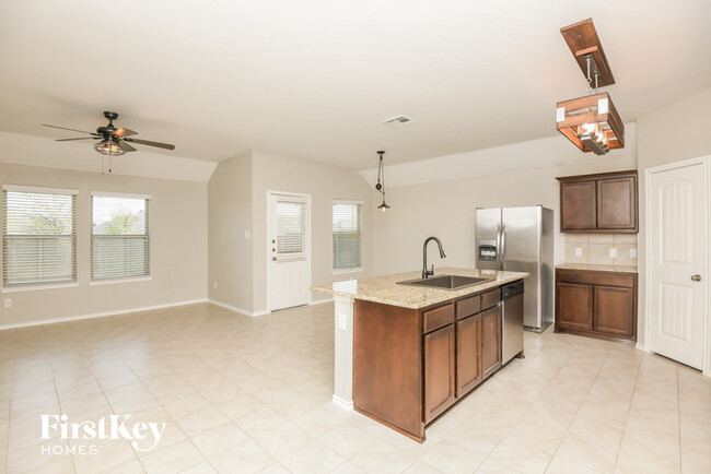 Foto del edificio - 546 Clearlake Dr