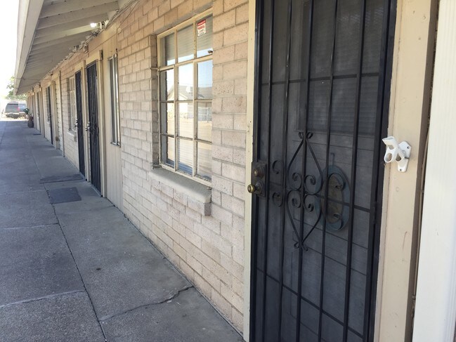 Apartments - 1023-1047 S Carroll Ave