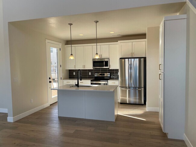 Building Photo - Home in Desert Color!