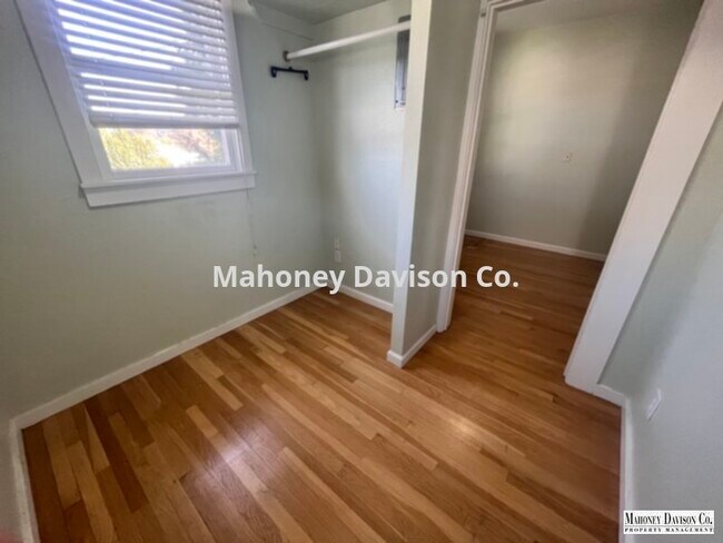 Building Photo - Charming 2 bdrm/1 bath duplex near downtow...