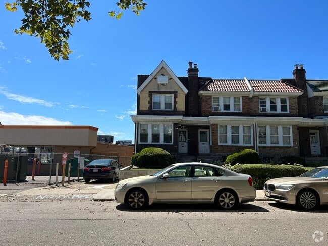 Building Photo - 3234 Fanshawe St