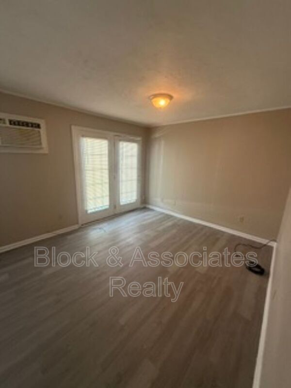 Building Photo - 136 W Pritchard St
