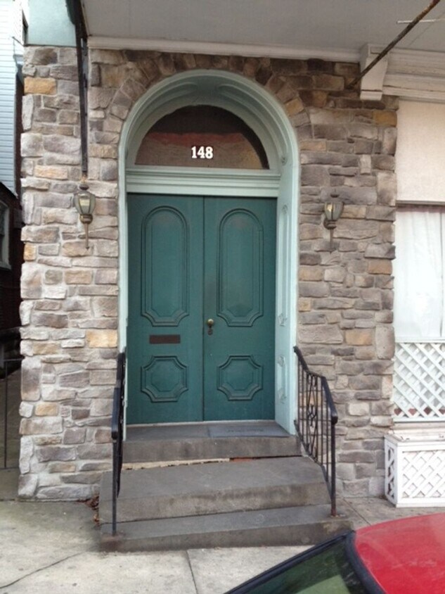 Primary Photo - 148 E. Queen Street