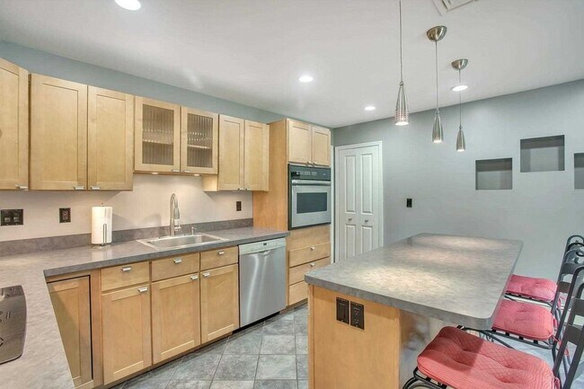 Building Photo - 23 New Hackensack Rd
