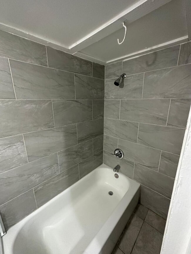 Building Photo - Fully Renovated 1/1 -Single Family  Ready to Move In!