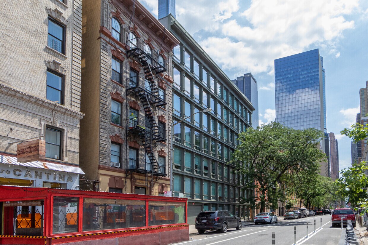 Foto del edificio - 351-355 W 54th St