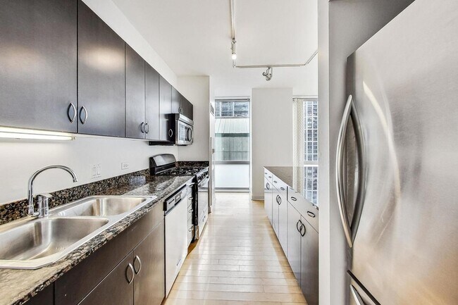 Building Photo - 8 E Randolph St
