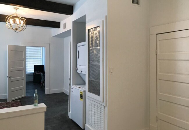 Building Photo - 2113 Decatur St