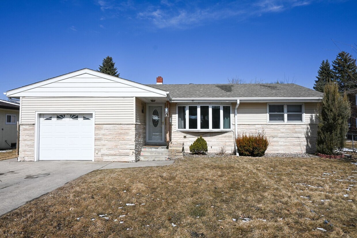 Foto principal - 4 Bed 2 Bath in Prime Location: Your Perfe...