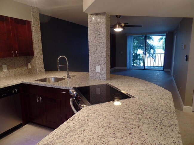 Foto del edificio - 118 Lake Emerald Dr