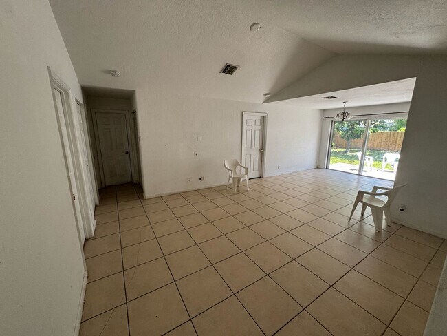 Foto del edificio - 2380 Saranac Ave