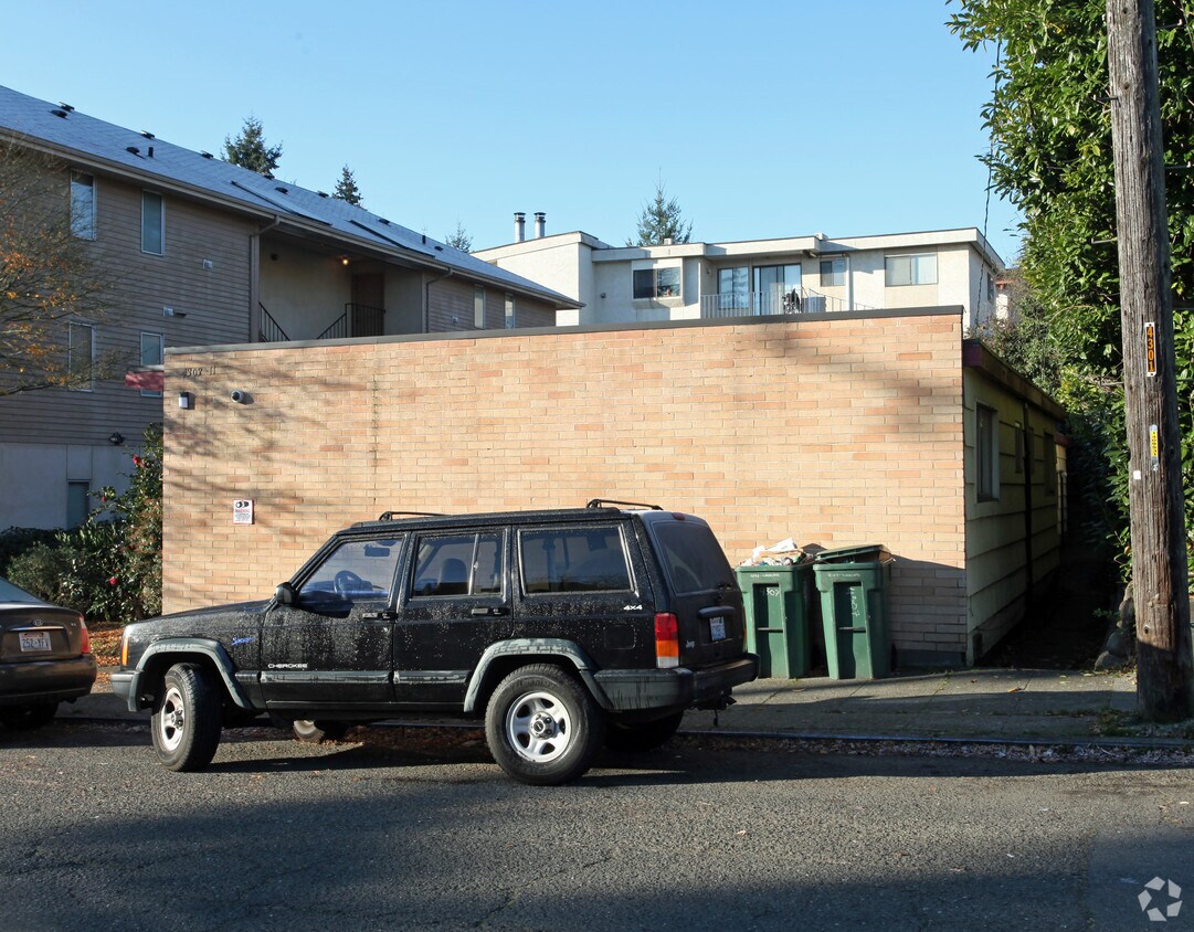 Foto del edificio - 4303-4311 Woodland Park Ave N