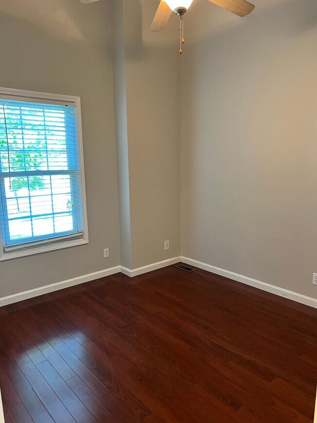 Foto del edificio - Three bedroom with bonus room and fence!