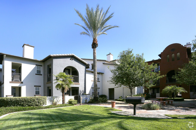 Courtyard - Vista Imperio Apartments