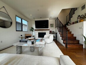 Building Photo - 140 S Hayworth Ave