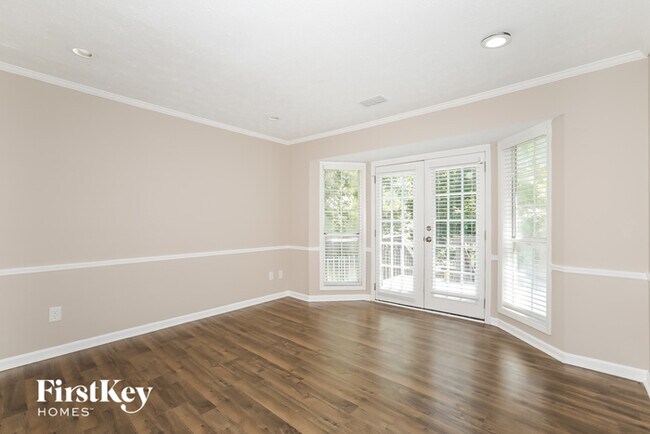 Foto del edificio - 1301 Charter Oaks Ln