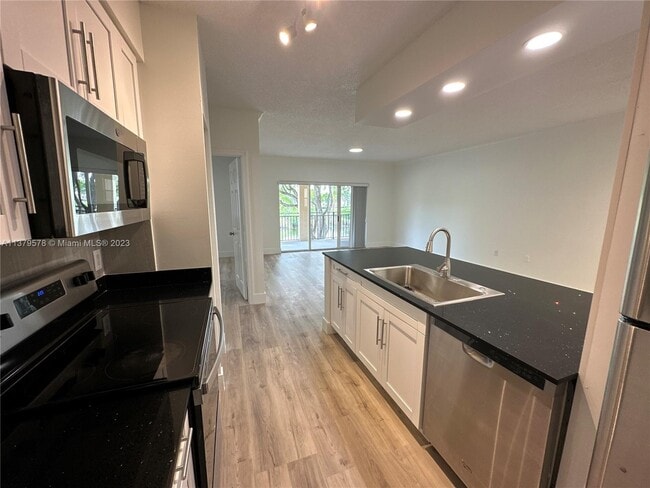 Building Photo - 2406 Centergate Dr