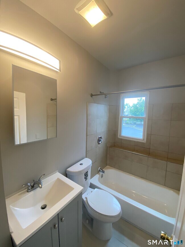 Building Photo - 445 Albany Ave