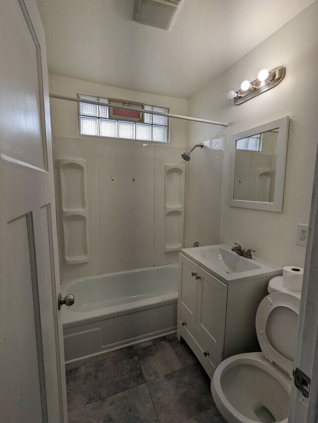 Building Photo - AVAILABLE NOW! Quiet West Allis Upper for ...