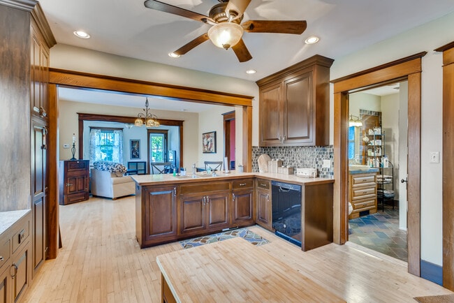 7217 A Upper: Kitchen - 7217 Saint James St
