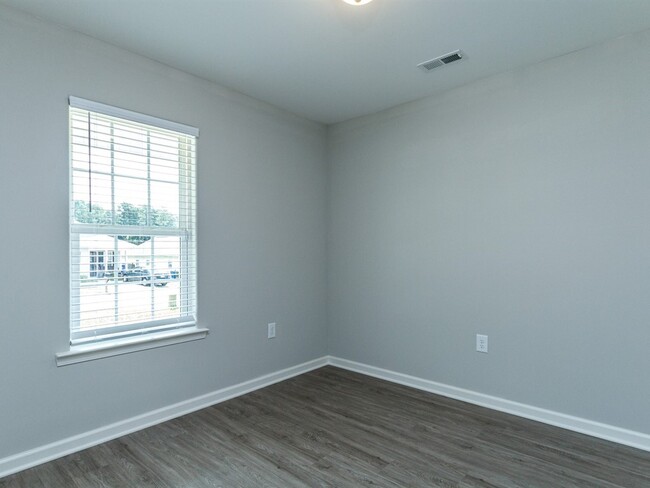 Foto del edificio - 1404 Ikes Pond Ln