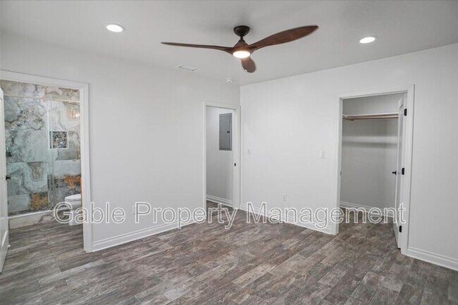 Foto del edificio - 24403 Newhall Ave