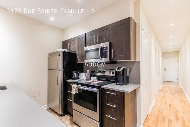 Building Photo - 3429 Rue Sainte-Famille