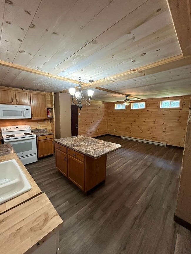 Building Photo - 480 Spruce Hollow Rd