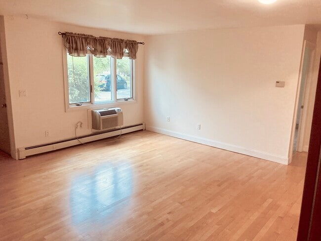 Building Photo - 405 Great Rd