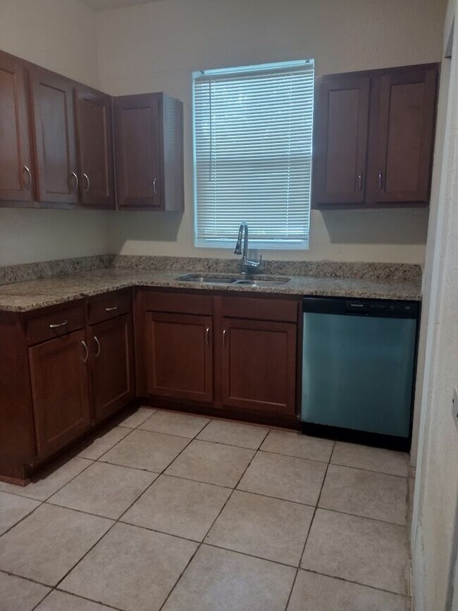 Building Photo - Spacious 3 bed / 2 bath home for rent!