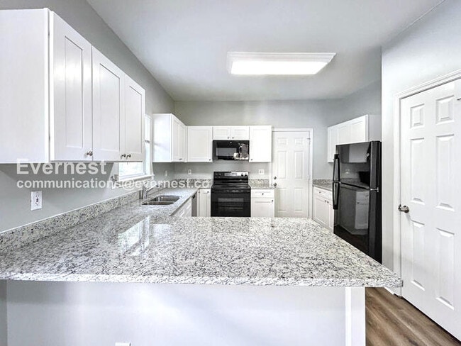 Building Photo - Fast-Track Savings /6 Bed, 3 Bath Home with Fenced Yard & Off-Street Parking / Pet-Friendly / Ava...