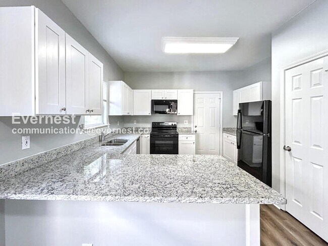 Foto del edificio - Fast-Track Savings /6 Bed, 3 Bath Home with Fenced Yard & Off-Street Parking / Pet-Friendly / Ava...