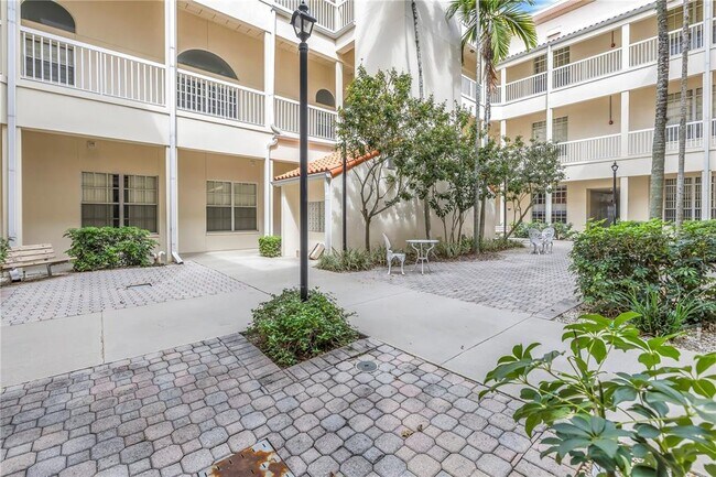 Building Photo - 701 Mirror Lake Dr N