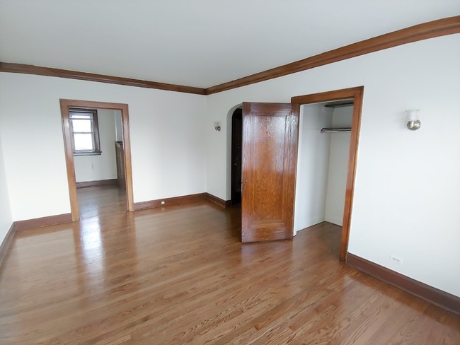 Building Photo - Vintage Lover's Dream Apartment!