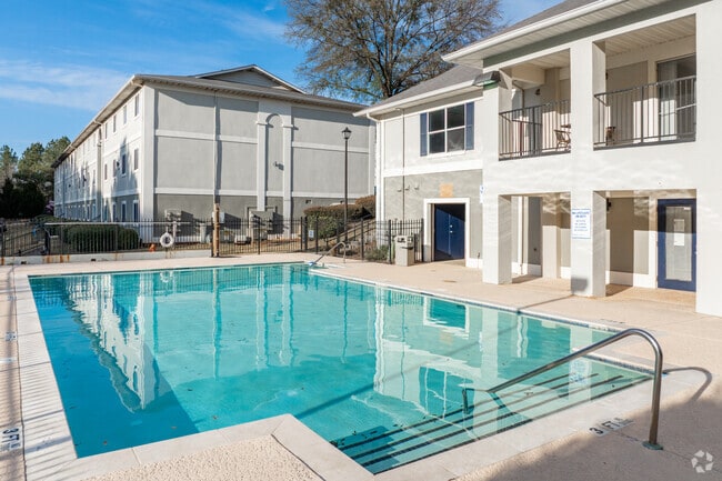 Pool - Park View Apartments