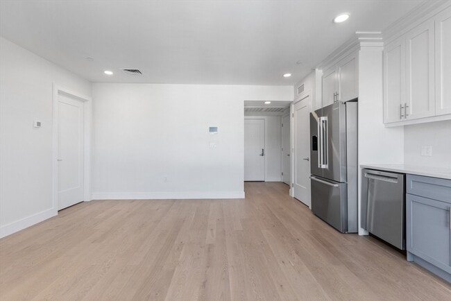 Building Photo - 305 Border St
