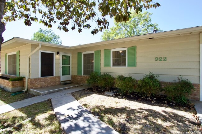 Building Photo - 922 Sumner Dr