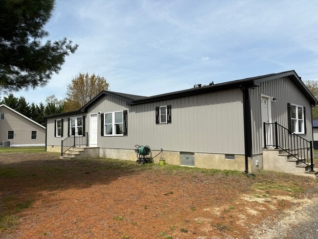 Building Photo - Stylish 3-Bed Home with Large Yard & Open ...