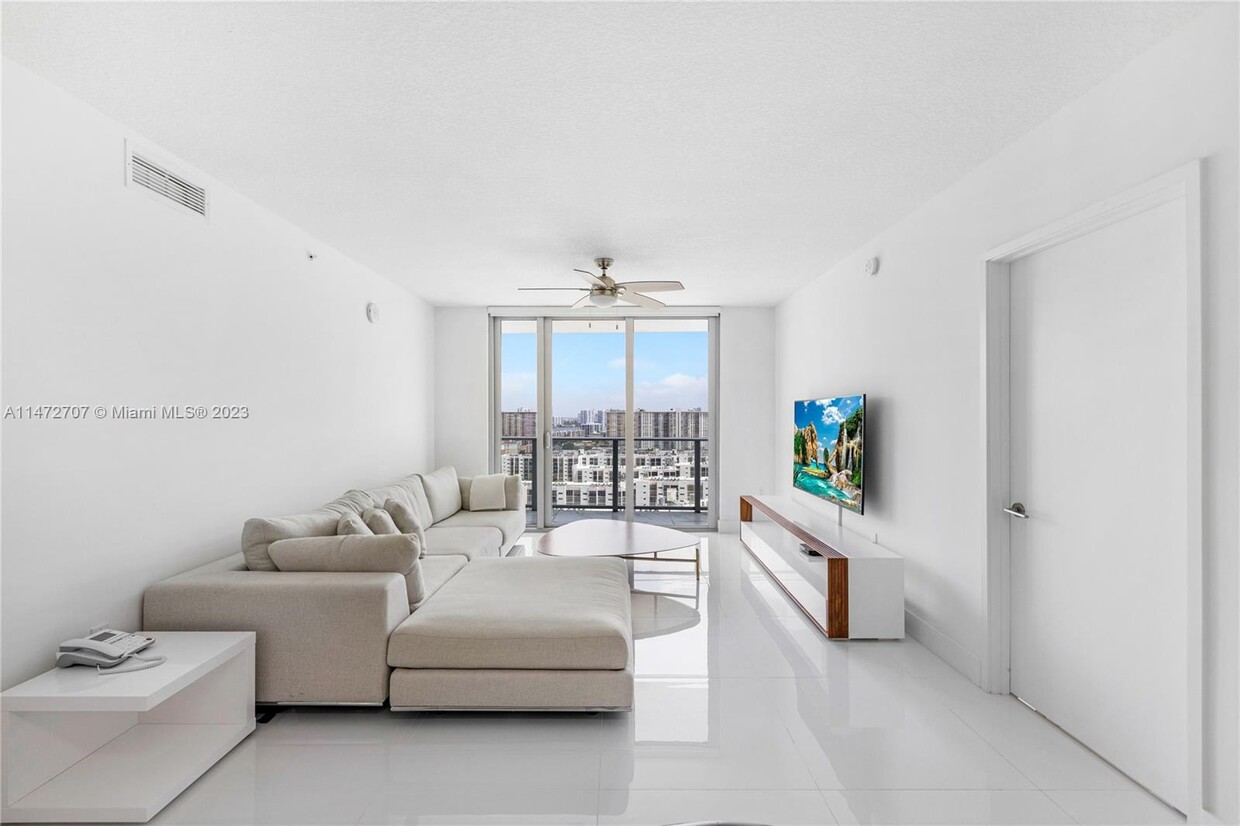 Foto principal - 300 Sunny Isles Blvd