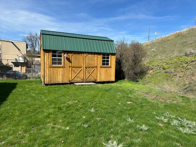 Foto del edificio - 4 bedroom 2 bath home on dead end street