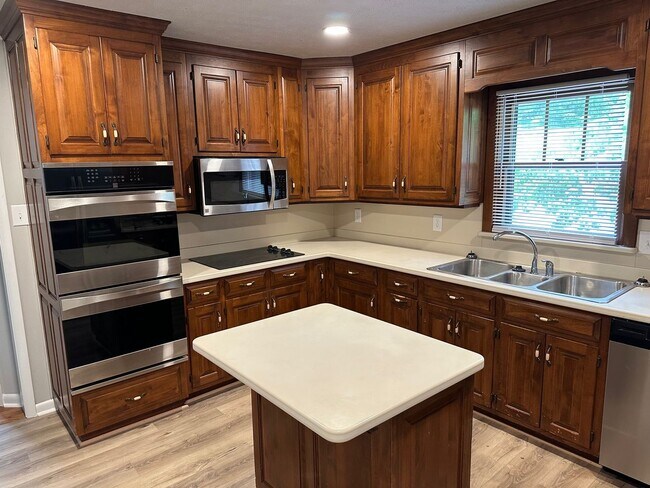 Building Photo - Five Bedroom Home Near UGA