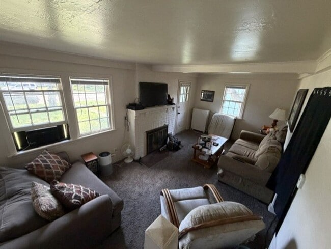 Building Photo - 2 Bedroom house with garage