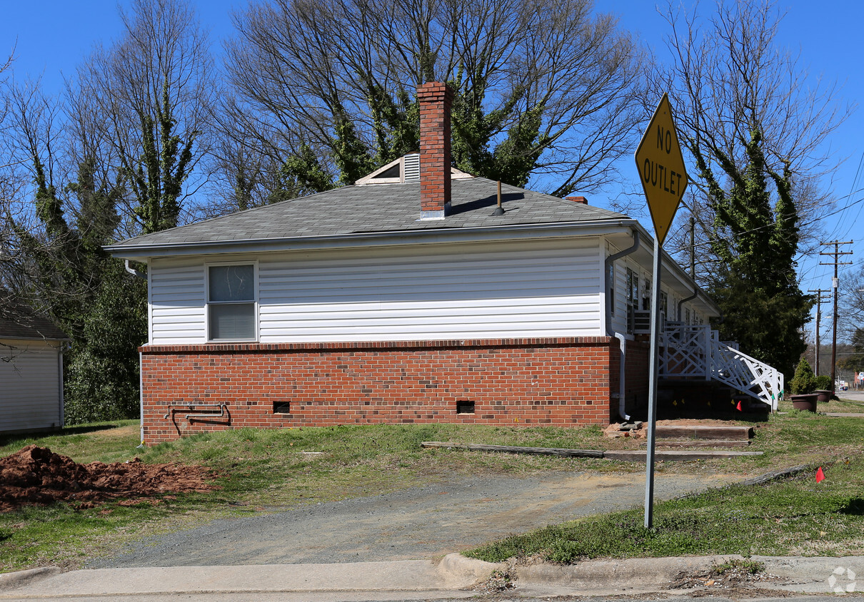 Building Photo - 201 W Geer St