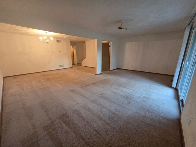 Foto del edificio - Large 3 Bedroom Townhouse in Burrell Schoo...