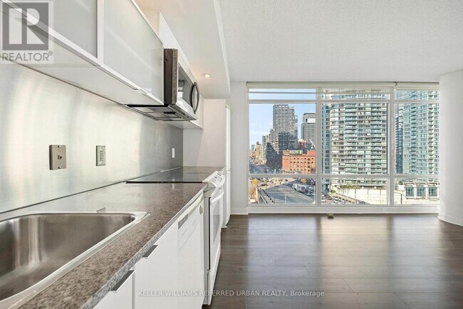 Photo du bâtiment - 705-4k-94K Spadina Ave.