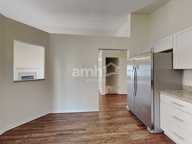 Foto del edificio - 7888 Edgewater Dr