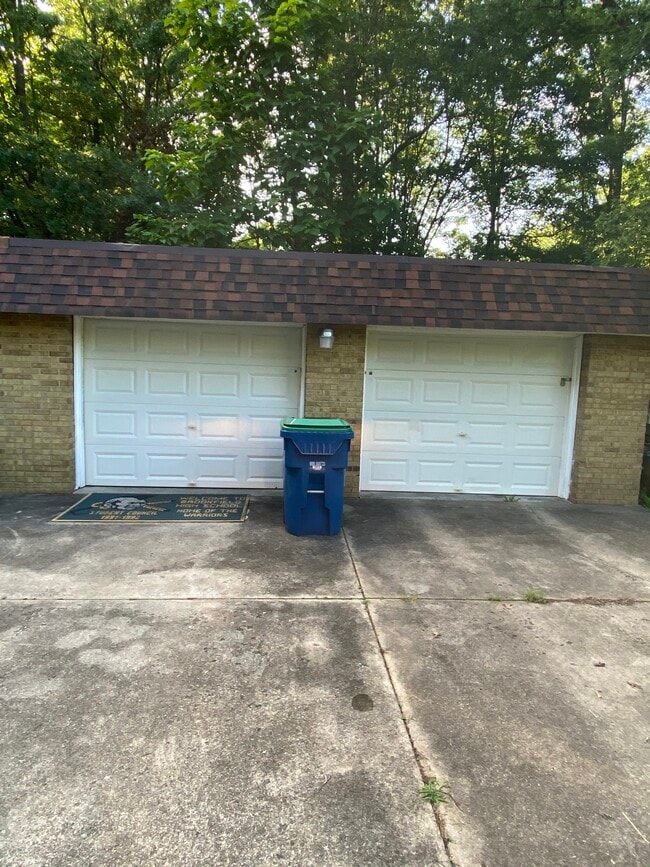 Single car garage - 1385 Emmet St