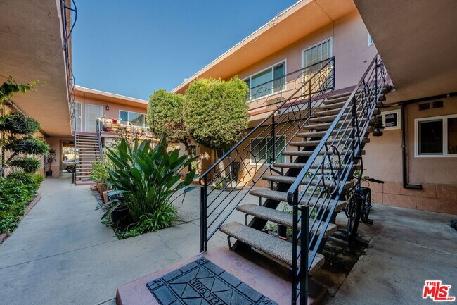 Foto del edificio - 13343 Victory Blvd