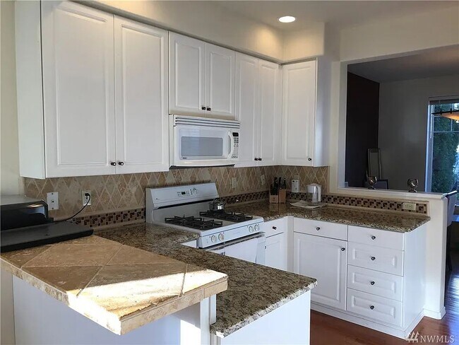 Building Photo - 611 Chelan Pl NE